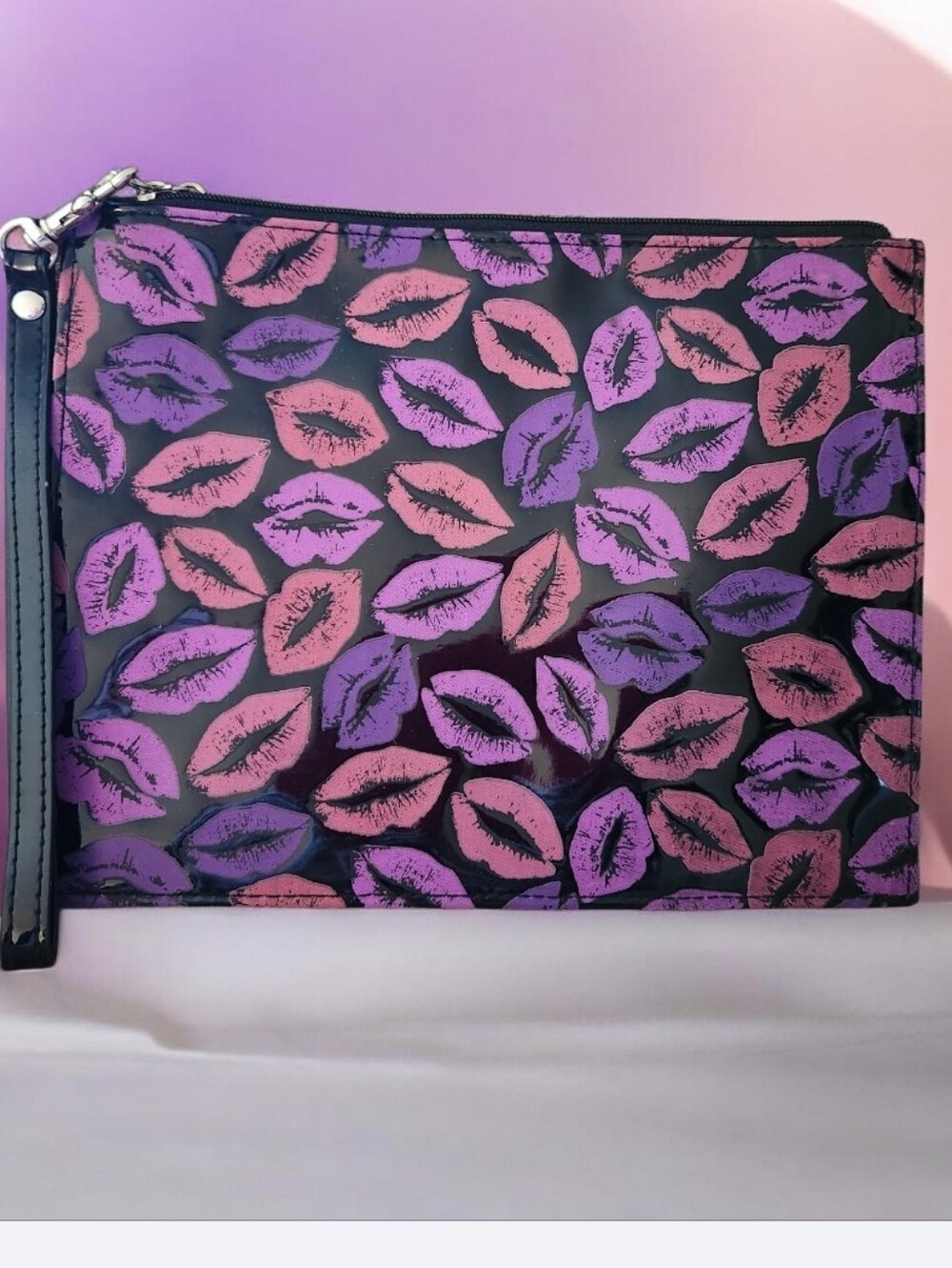 Stylish Lip-Print Wristlet Clutch in Pink & Purple■ NBNT